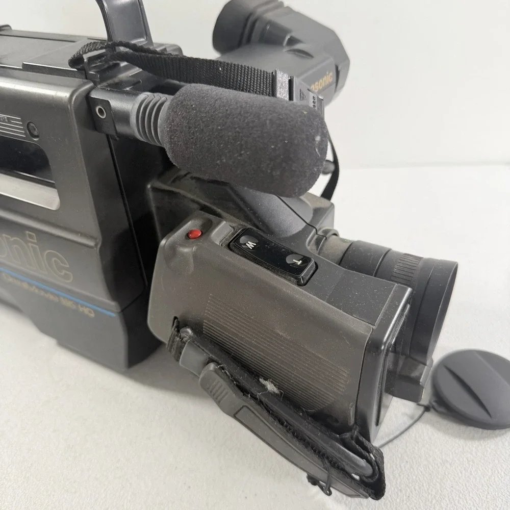 Vintage Panasonic OmniMovie VHS Camcorder PV-320D POWERS ON AS IS READ